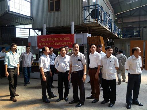 Đ/c Phạm Quang Thái - Phó GĐ Sở Công Thương thăm quan mô hình sản xuất cửa thép vân gỗ cao cấp tại Công ty CP Trình Anh