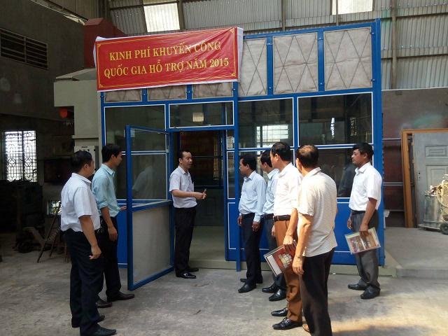 Ông Đặng Văn Trình giới thiệu hệ thống phun sơn trong dây chuyền sản xuất