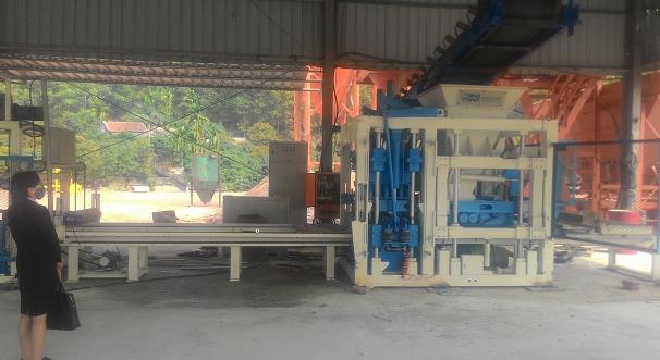 Cán bộ Trung tâm Khuyến công và Tư vấn PTCN kiểm tra tiến độ triển khai mô hình